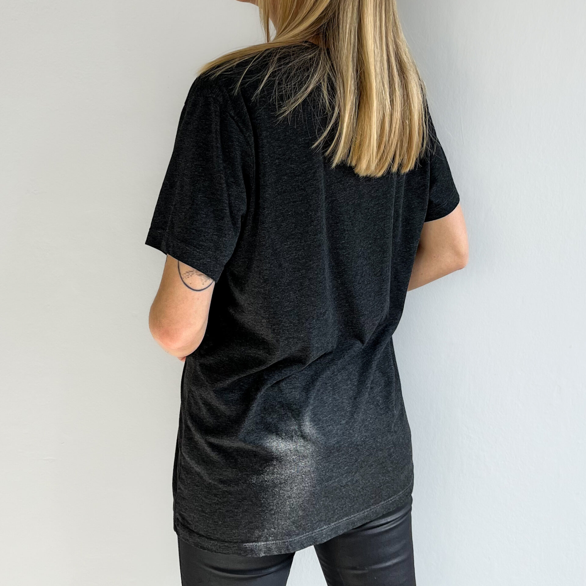 Szary t-shirt w serek Samsoe Samsoe rozmiar L